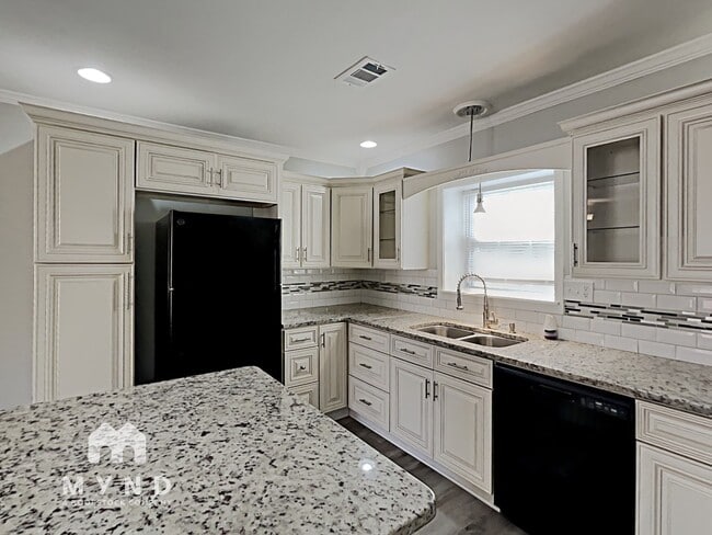 Building Photo - 3206 Amhurst Dr NW