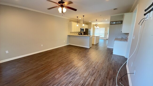 Building Photo - 3 Bedroom 2 Bath home located in coveted L...