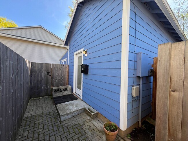 Building Photo - 2-Bedroom home in NE Portland: MI SPECIAL ...