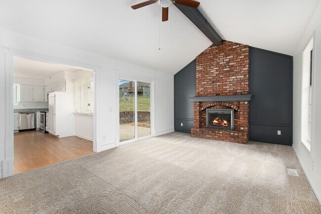 Foto del edificio - Modern Split level 4 bedroom 3 bath, renovated and bright! A must see!