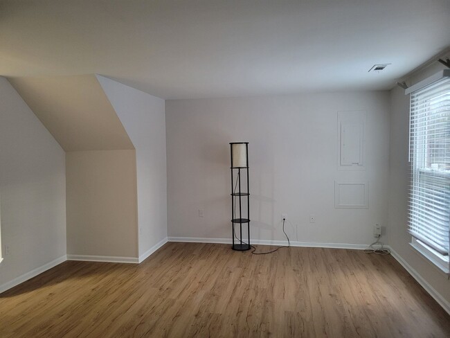 Foto del edificio - Lovely 3 BR/1.5 BA EOG Townhome in Burtons...