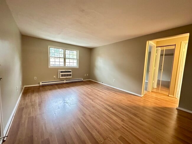 Building Photo - 7 Maple Crest Cir