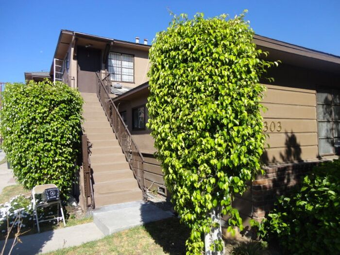 Primary Photo - Nice 2 + 1 (5) Unit Complex Van Nuys