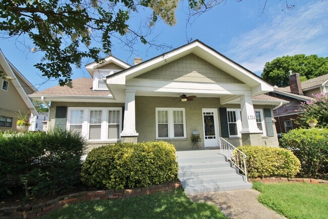 Building Photo - 1711 Villa Pl