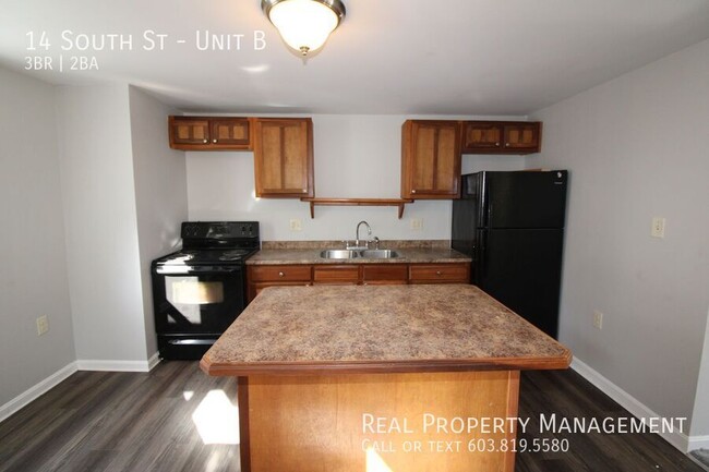 Building Photo - Large 3 Bed 2 Bath Tri Level Duplex Availa...