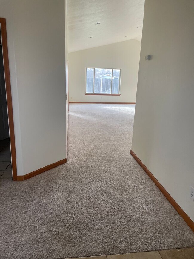 Foto del edificio - Spacious east side home