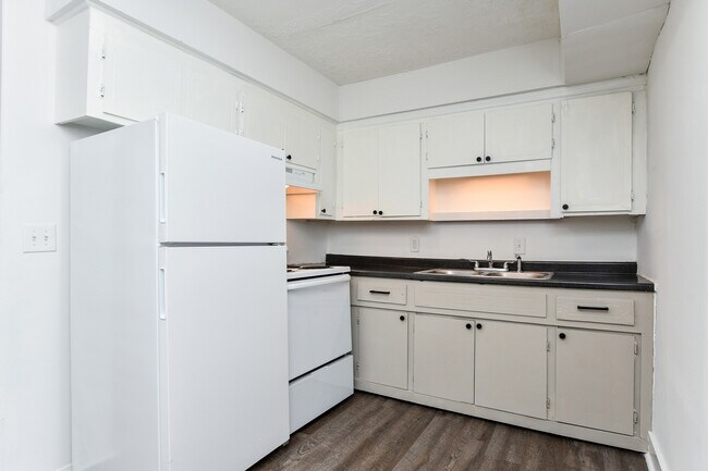 Building Photo - 409 Lily St