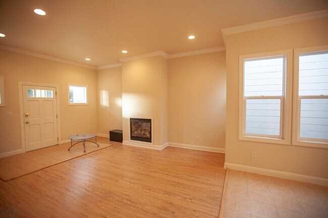 Building Photo - House for rent, Updated 4BR+2 extra BR/Den/Offices/Family Rooms & 3BA in Ingleside!