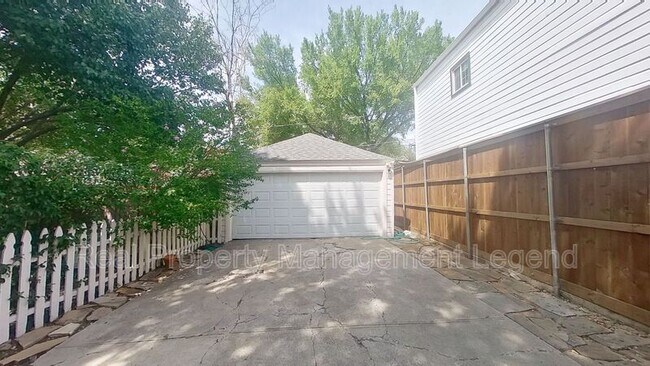 Foto del edificio - 5739 Kenwood Ave