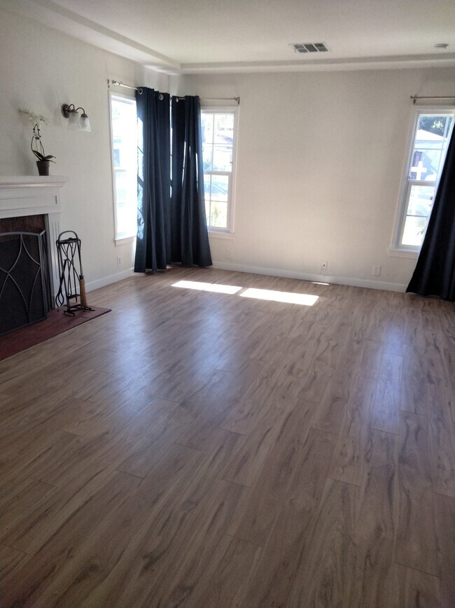 Building Photo - 15235 La Maida St