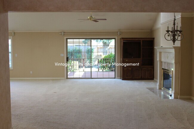 Foto del edificio - Top Of The Line Big 2/3 Bedroom Single Story Home Ready to Go!!!