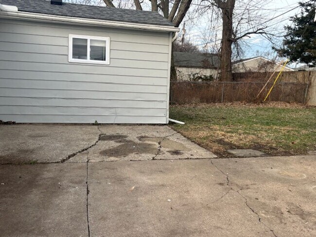 Foto del edificio - Check out this charming 4 Bedroom Ranch in Homewood Area of Lorain.