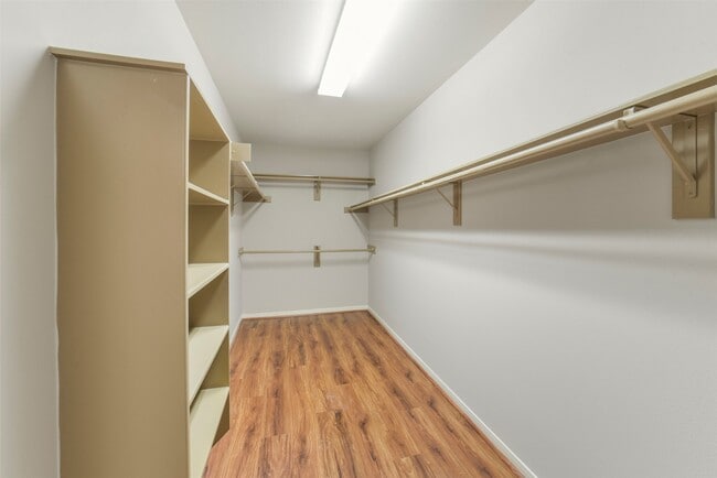 Foto del edificio - 2414 Falcon Knoll Ln