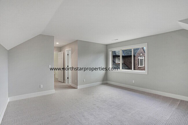 Building Photo - Gated Lake Oswego Beauty