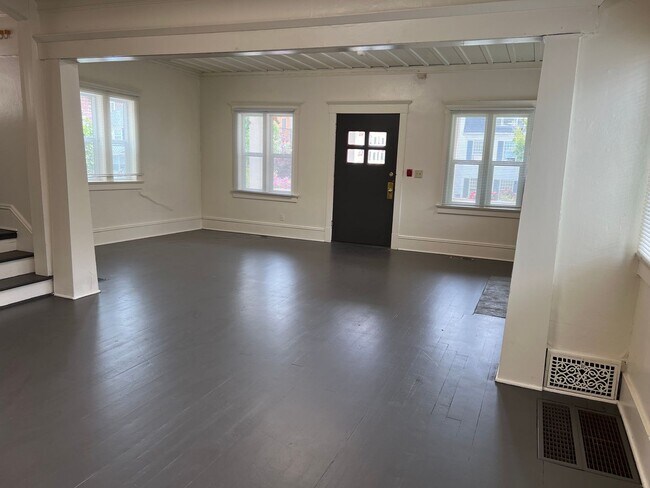 Building Photo - Great 8 Bedroom House Very Close to University of Washington
