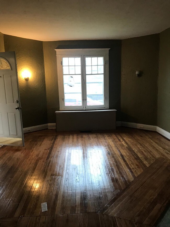 Building Photo - 529 Studebaker St