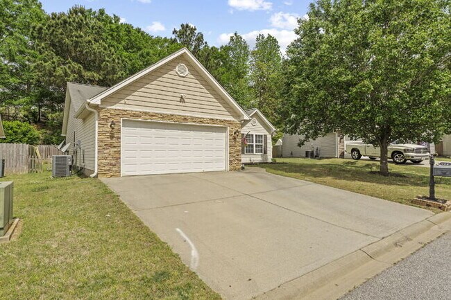 Photo - Charming 3-Bedroom Retreat with Cozy Fireplace in Simpsonville House