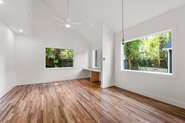 Building Photo - Modern and Gorgeous!!  2 Bedroom, 1 Bath, ...