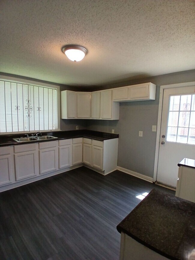 Building Photo - Newly Renovated 3 bedroom 1 bath Home - Op...