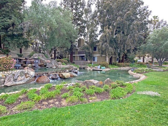 Foto del edificio - 1996 Tradan Dr - Large Upstairs Condo in B...