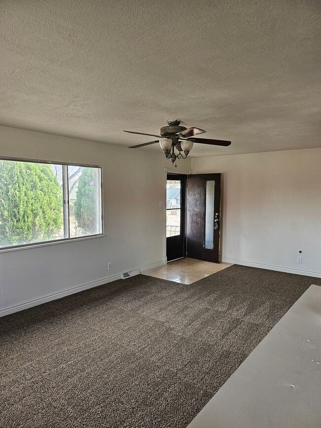 Building Photo - ALL PROSPECTIVE TENANTS MUST SUBMIT A ON LINE APPLICATION AND BE PRE-QUALIFIED PRIOR TO ANY SHOWI...