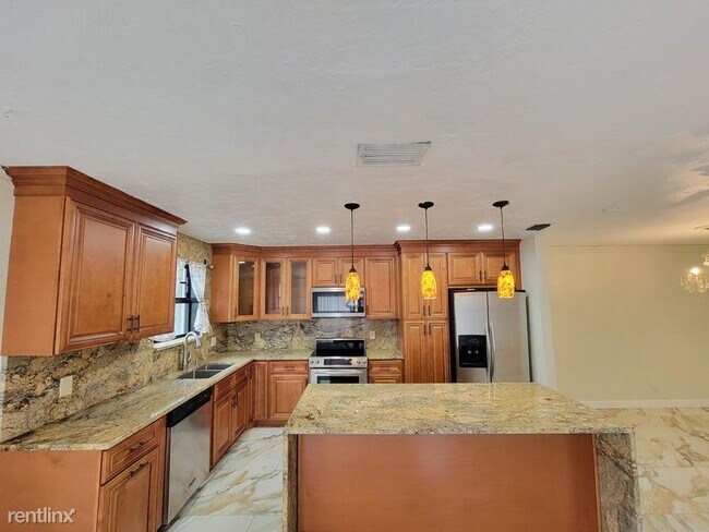 Building Photo - 3 br, 3 bath House - 1436 SW 25th Ave Apt A