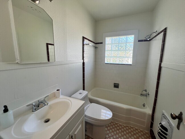 BAÑO - 925 Donaldson Ave
