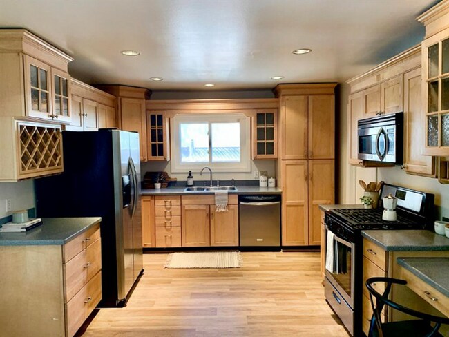 Foto del edificio - Bright, airy, and nicely laid out 4 Bedroo...