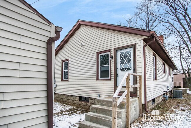Building Photo - 1009 N Merrifield Ave