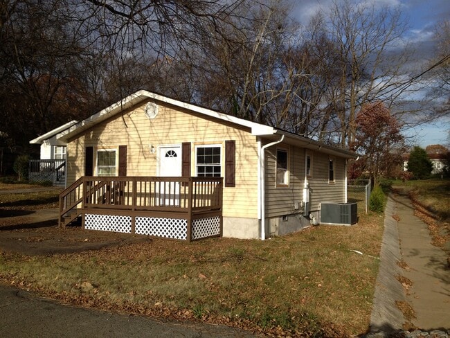 Building Photo - 610 Martin St