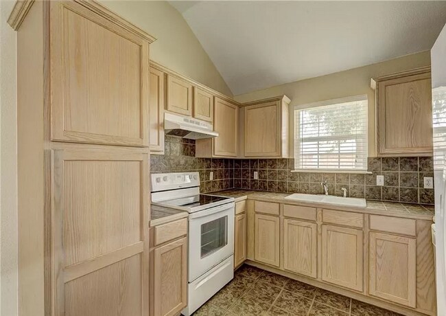 Foto del edificio - Gorgeous 3 bedroom 2 Bath and 2 Car Home in the Heart of Yukon