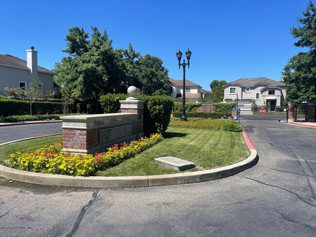 Building Photo - Great Home in Brookside