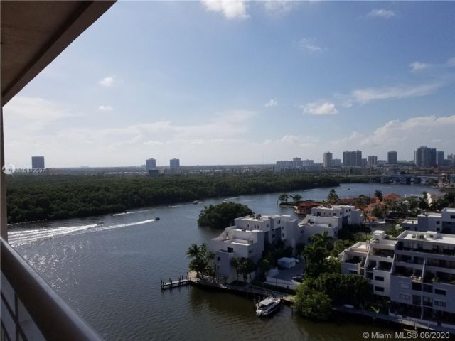Building Photo - 4000 Kings Point Dr