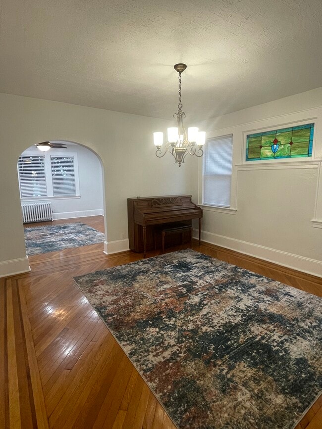 Comedor - 222 Castleton Ave