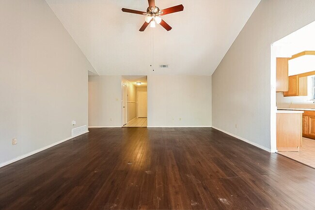 Foto del edificio - 6217 Cool Springs Dr