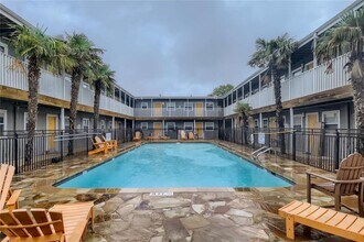 Building Photo - 2401 Manor Rd