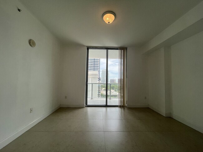 Foto del edificio - 79 SW 12th St