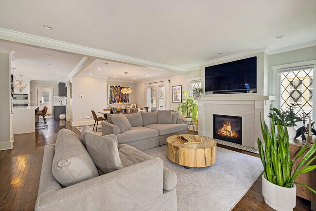 Foto del edificio - 4445 N Frederick Ave