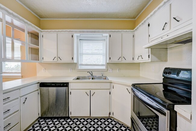 Building Photo - 4 bed 2 bath home in Norman