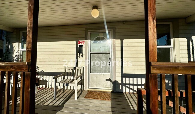 Building Photo - Charming 2BD | 1BA Farmhouse - ESTACADA!