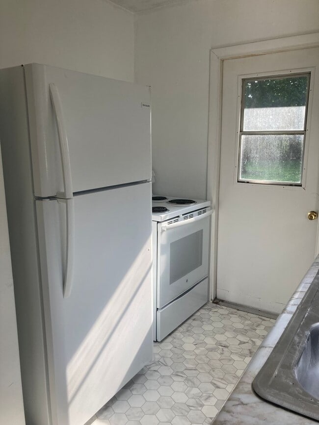 Building Photo - 3 Bed 1 Bath Home | Pet Friendly | Washer Dryer Hook Ups | Section 8 Welcome
