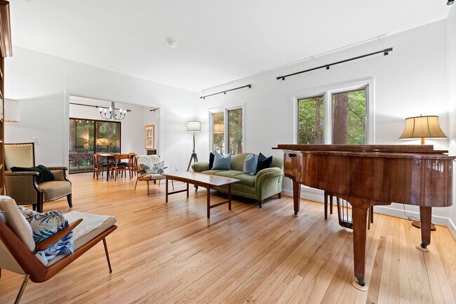 Building Photo - Gorgeous Home in Ironwoods Neighborhood Ch...