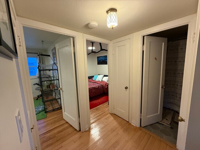 Foto del edificio - 688 Montrose Ave