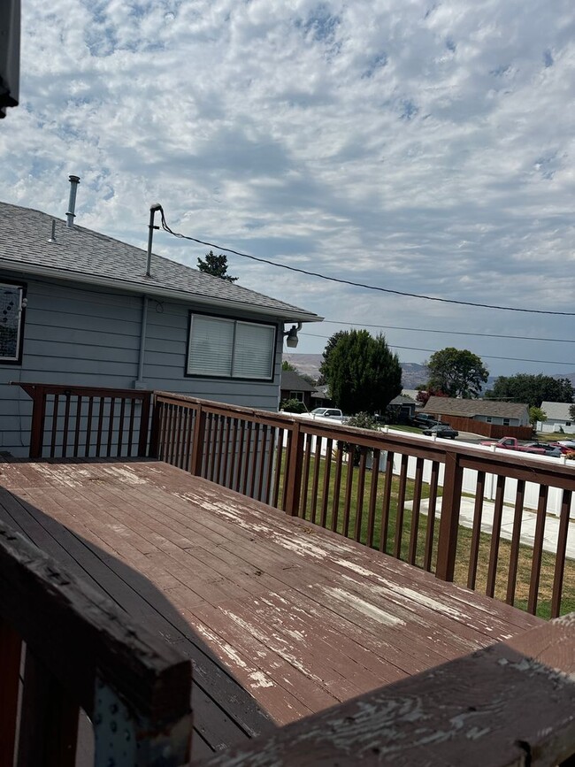 Building Photo - Large 4 Bedroom 2 Bath
