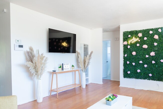Building Photo - 61740 Oleander Dr