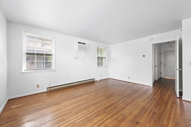 Building Photo - Amazing 2BR/1BA in the Heart of Hillsboro ...