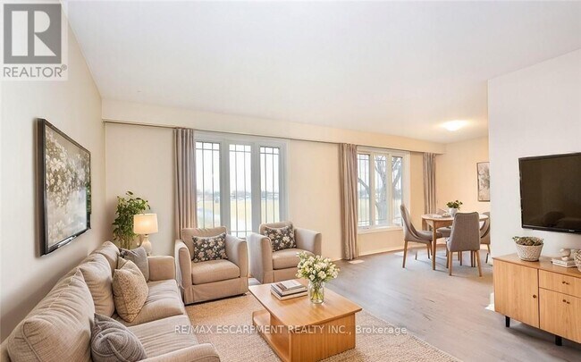 Photo du bâtiment - 45 Edwina Pl