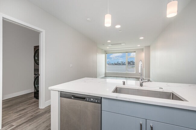 Foto del edificio - 1709 Harbor Ave SW