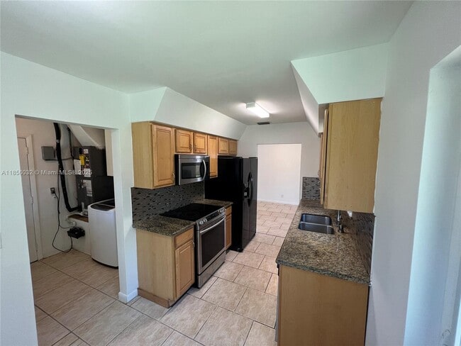 Building Photo - 3350 SW 16th Ct