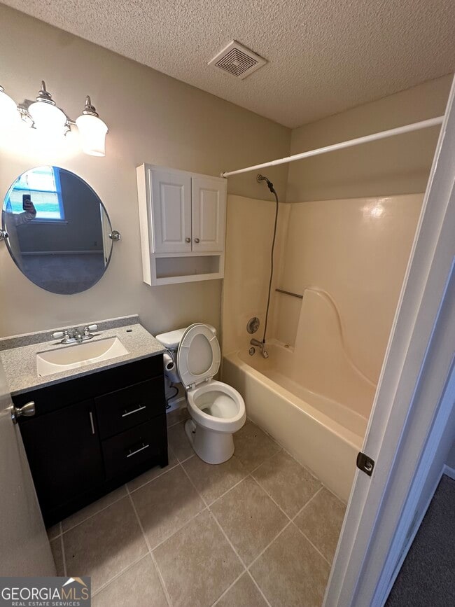 Building Photo - 205 Woodlawn Dr